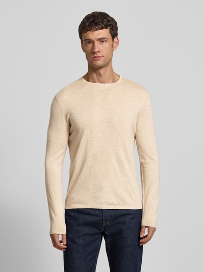 Męski model nosi Strickpullover mit Rundhalsausschnitt von Christian Berg Men, beżowy kolor, bawełna, regular fit, widok z przodu, ujęcie całej sylwetki.