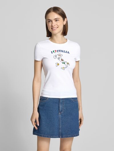 Frauenmodel trägt Slim Fit T-Shirt mit Motiv-Print und Rundhalsausschnitt von REVIEW in Weiß, Baumwoll-Elasthan-Mix, Ganzkörperansicht von vorne.
