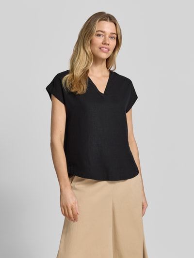 Frauenmodel trägt Blusenshirt aus Leinen-Viskose-Mix Modell 'INA' von Soyaconcept, schwarze Farbe, Gerader-Schnitt, V-Ausschnitt, Kappärmel, Rückenlänge bei Größe S: 61 cm, Ärmellänge bei Größe S: 20 cm, Ganzkörperansicht von vorne.