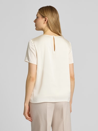 Modelka kobieca nosi Regular Fit T-Shirt mit rundhalsausschnitt von Christian Berg Cocktail, elastyczna mieszanka materiałów, satyna, okrągły dekolt, długość tyłu 58 cm, długość rękawów 20 cm, widok całej sylwetki z tyłu.