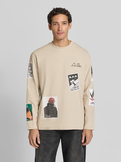 Männermodel trägt Longsleeves mit Motiv-Prints Modell 'Stamp' von Les Deux in Beige, Baumwoll-Mix mit Stretch, Straight Fit, Ganzkörperansicht von vorne.