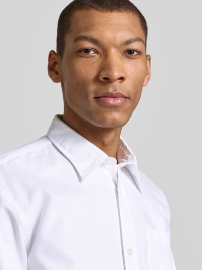 Męski model nosi Relaxed Fit Freizeithemd aus reiner Baumwolle Modell 'OXFORD SHIRT' od SELECTED HOMME, biała, paski, zbliżenie na górną część ciała