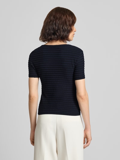 Frauenmodel trägt T-Shirt aus Viskose-Mix mit Rundhalsausschnitt von Emporio Armani, dunkel, Strukturmuster, Allover-Look, Ganzkörperansicht Rückansicht.