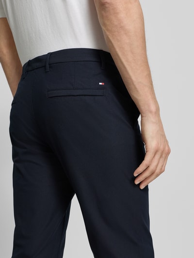 Männermodel draagt Straight Leg Broek uit ademend materiaal Model 'DENTON' van Tommy Hilfiger, effen look, zicht op achterzakken, detailopname rugaanzicht.