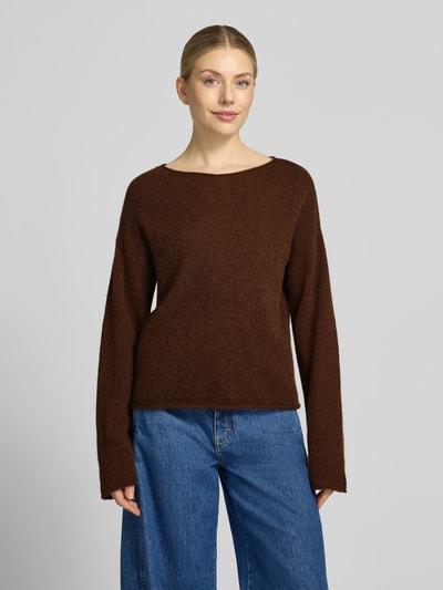 Frauenmodel trägt Regular Fit Pullover aus Alpaka-Mix mit Woll-Anteil Modell 'C_Follettino' von BOSS Orange in Braun, schlichte Struktur, Ganzkörperansicht von vorne, Damen Pullover von BOSS Orange.