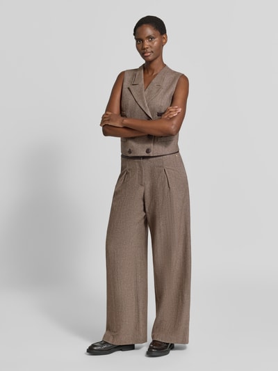 Frauenmodel trägt Wide Leg Hose aus Schurwoll-Mix mit Eingrifftaschen von Armani Exchange in Braun, lockerer Schnitt, Ganzkörperansicht von vorne. Damen Hose, Schurwoll-Mix mit Seiden-Anteil, Knopfverschluss, Bundweite 36 cm, Innenbeinlänge 83 cm.