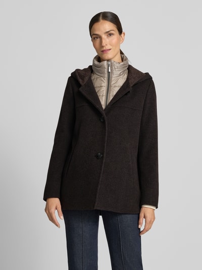 Frauenmodel trägt Relaxed Fit Mantel aus Woll-Mix von Gil Bret in Dunkelbraun mit glatter, matter Textur, Ganzkörperansicht von vorne. Damen Mantel von Gil Bret