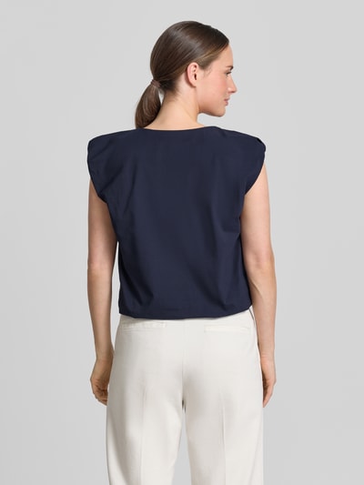 Frauenmodel trägt T-Shirt mit Rundhalsausschnitt und Drapierungen von Zero, Regular-Fit, Kappärmel, dunkelblau, Rückenlänge 48 cm, Ganzkörperansicht Rückansicht.