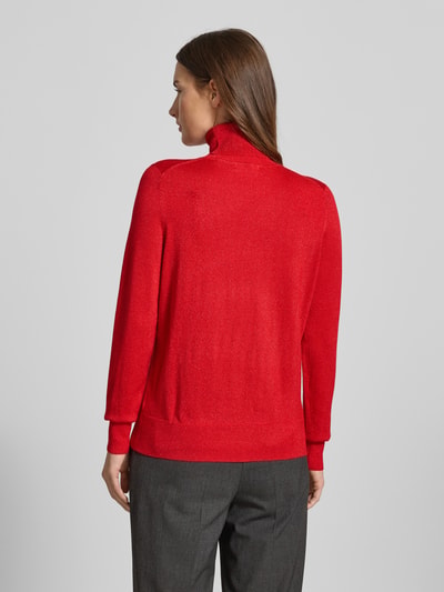 Frauenmodel trägt Strickpullover mit gerippten Abschlüssen von Christian Berg Woman, roter Viskose-Mix, Slim-Fit, Rückenansicht