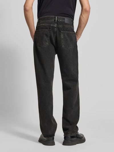 Mężczyznamodel nosi Relaxed Fit Jeans aus reiner Baumwolle od Closed, 5 kieszeni, naszywka z logo na tyle, czarny denim, szerokość w rozmiarze 32/32: 43 cm, długość wewnętrzna nogawki: 80 cm, zapięcie na guzik i zamek błyskawiczny, Ganzkörperansicht Rückansicht
