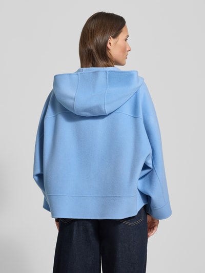 Frauenmodel trägt Boxy Fit Wolljacke mit Kapuze Modell 'OLIATO' von Weekend Max Mara in Hellblau, Schurwoll-Mix, Rückenpasse, Ganzkörperansicht Rückansicht.