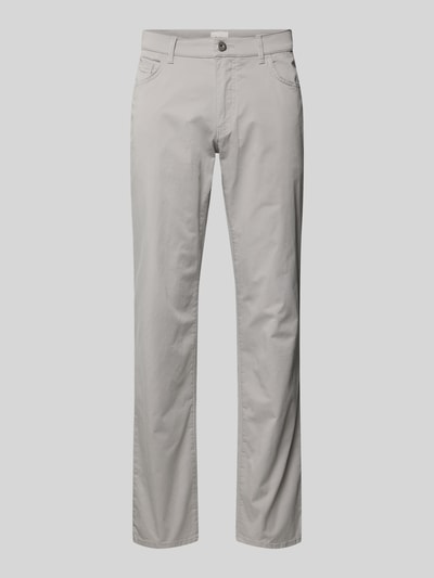 Produktfoto, Slim Fit Stoffhose mit Lyocell-Anteil Modell 'Cadiz' von Brax in Hellgrau, 5-Pocket-Design, Baumwoll-Lyocell-Mix, glatte Struktur, Knopf-Reißverschluss, Bundweite 107 cm, Innenbeinlänge 81 cm.