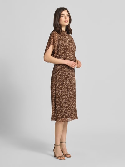 Modelka kobieca nosi Midikleid mit Stehkragen Modell 'Dalisha' od JOOP!, brązowo-beżowy wzór w panterkę, krój slim fit, długość do kolan, lekko transparentny materiał, szerokość w rozmiarze 36: 39 cm, długość tyłu: 113 cm, długość rękawa: 17 cm, całkowity widok z przodu