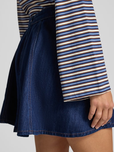 Vrouwenmodel draagt Ausgestellter Mini-Rock aus Baumwoll-Lyocell-Mix van Marc O'Polo, Dames mini rok, detailopname heup