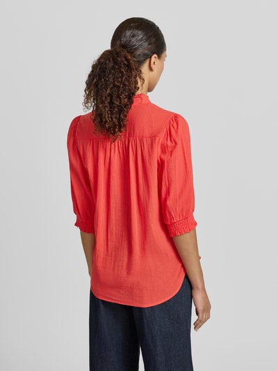 Frauenmodel trägt Hemdbluse mit 3/4-Arm Modell 'FABIANA' von Soyaconcept aus Reine Baumwolle, Gerader-Schnitt, Stehkragen, Rückenlänge 65 cm, leuchtendes Rot, Ganzkörperansicht Rückansicht.