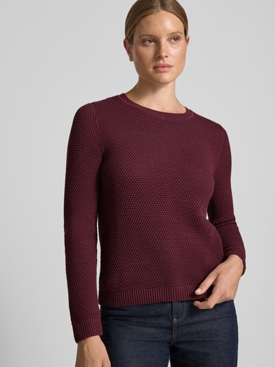 Frauenmodel trägt Strickpullover mit Strukturmuster und Rundhalsausschnitt von VILA, Bordeaux, Slim Fit, reine Baumwolle, Nahaufnahme Oberkörper.