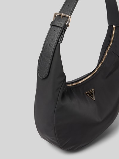 Produktfoto, schwarze Shoulder Bag mit Logo-Detail Modell 'Gemma' von GUESS, goldener Reißverschluss, texturierte Oberfläche, schlichter Look