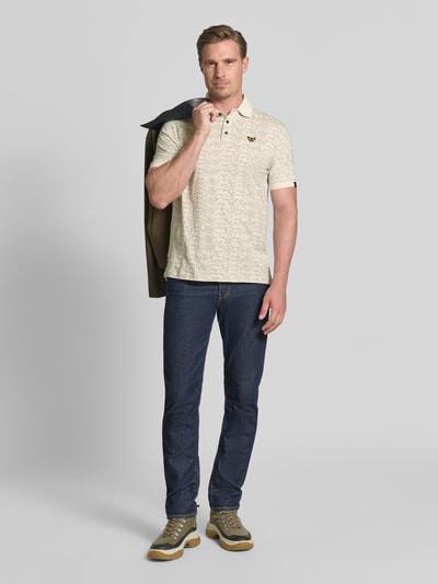 Männermodel trägt Slim Fit Poloshirt im Allover-Look von PME Legend aus Baumwoll-Elasthan-Mix mit Label-Stitching, Ganzkörperansicht von vorne.