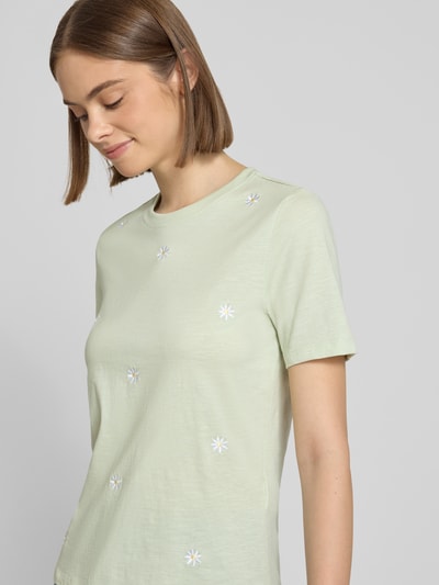 Vrouwenmodel draagt Regular Fit T-Shirt uit pure biologische katoen model 'KETTY' van Only, melange look, motief-stiksel, ronde hals, korte mouw, detailopname bovenlichaam.