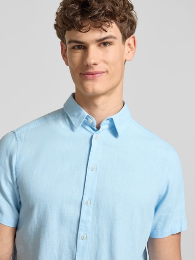 Männermodel trägt hellblaues Slim Fit Leinenhemd mit Viskose-Anteil Modell 'Bobby' von Blend, Kentkragen, Nahaufnahme Oberkörper.
