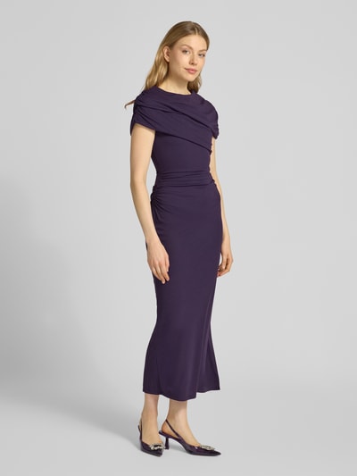 Modelka nosi Midikleid mit Drapierungen Modell 'Kori Draped' od Forever New, fiolet, krój dopasowany, długość tyłu w rozmiarze 36: 137 cm, szerokość w rozmiarze 36: 42 cm, długość rękawa w rozmiarze 36: 23 cm, widok całej sylwetki z przodu