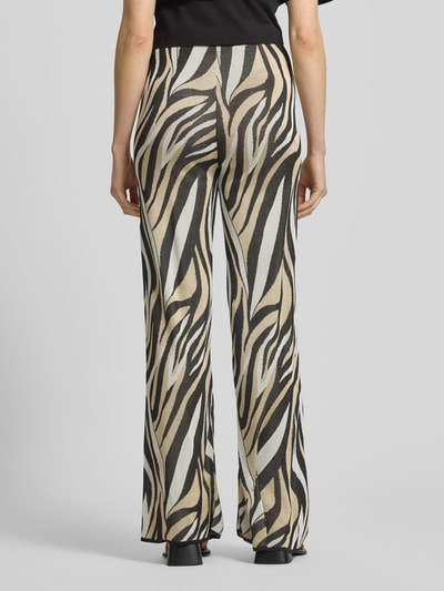 Frauenmodel trägt Hose aus Viskose im Allover-Look von Marella, gerade geschnitten, elastischer Bund, Beige-Schwarz-Muster, Ganzkörperansicht Rückansicht.