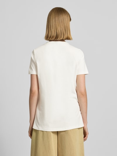 Frauenmodel trägt Regular Fit T-Shirt aus reiner Baumwolle Modell 'MIRANDA' von Vero Moda, Optik: Unifarben, Applikation: Lochstickerei, Rundhals, Kurzarm, Jersey-Material, Ganzkörperansicht Rückansicht.