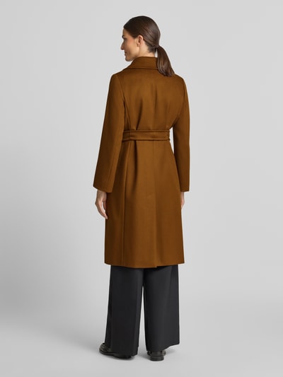 Frauenmodel trägt Gerader Mantel aus reiner Schurwolle Modell 'BCOLLAG' von Max Mara Studio in Braun, glatte Textur, Ganzkörperansicht Rückansicht.