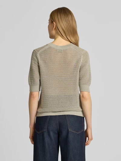Vrouwenmodel draagt Regular Fit Pullover in tricotlook model 'SANIDY' van Drykorn in katoenmix met gaatjesmotief, halflange mouwen, ronde hals en elastische boorden, ruglengte maat S 54 cm, mouwlengte maat S 33 cm, grof gebreide textuur, neutrale kleur, rugaanzicht volledige lichaamsweergave.