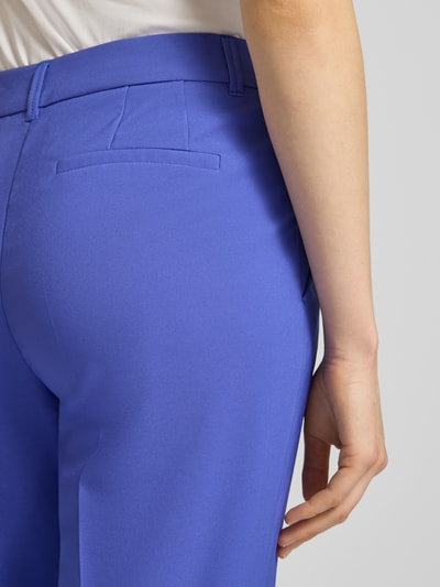 Frauenmodel trägt Hose mit Bügelfalten von Betty Barclay in Blau aus Material-Mix mit Stretch-Anteil, Gesäßtaschen, Nahaufnahme Rückansicht.
