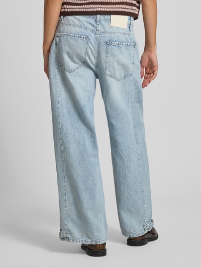 Männermodel trägt Wide Fit Jeans mit Leinen-Anteil Modell 'Oaklyn' von Cambio, mieszanka lnu i bawełny, 5 kieszeni, jasnoniebieski denim, zapięcie na guzik i zamek błyskawiczny, szerokość w rozmiarze 36: 40 cm, długość wewnętrzna nogawki w rozmiarze 36: 70 cm, widok całej sylwetki od tyłu.