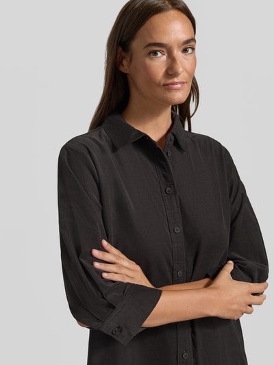 Frauenmodel trägt knielanges Kleid Modell 'Wicorda' von OPUS, unifarben in dunklem Ton, 3/4-Arm, durchgehende Knopfleiste, Nahaufnahme Oberkörper.