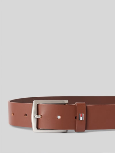 Produktfoto, Ledergürtel mit Dornschließe von Tommy Hilfiger aus braunem Echtleder mit feiner Narbung und Logo-Prägung, 3,5 cm breit.