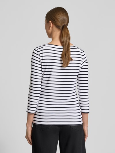 Vrouwenmodel draagt Regular Fit T-Shirt aus Viskose-Mix van More & More, elastische mix, ronde hals, driekwart-mouw, ruglengte 57 cm, geheel achteraanzicht.