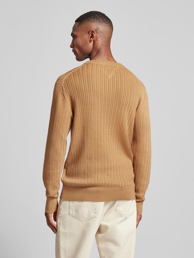 Tommy Hilfiger Sweter o kroju slim fit z dzianiny o fakturze jodełki Camel 5