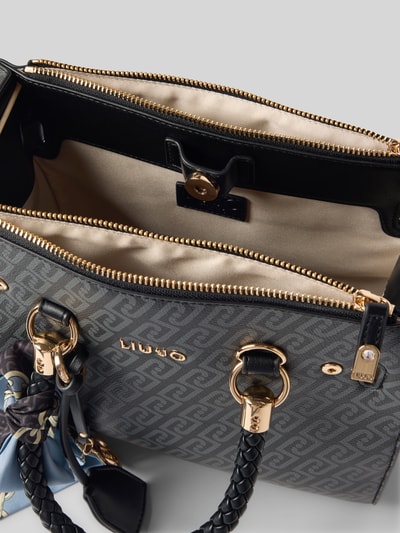 Produktfoto, Handtasche mit Label-Applikation im Allover-Look von Liu Jo White, Hauptfach mit Reißverschluss, Tragehenkel, Schulterriemen, Breite 27 cm, Länge 22 cm, Tiefe 10 cm, Länge Schulterriemen 34 cm, graue und goldene Farbtöne, strukturierte Oberfläche, Label-Applikation und Allover-Look, Kontext Damen Handtasche