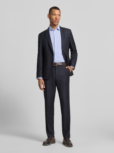 Männermodel trägt Regular Fit Business-Hemd mit Kentkragen van Christian Berg Men, puur katoen, knoopsluiting, sportmanchet, afgeronde zoom, ruglengte maat 39/40 78 cm, schouderbreedte 47 cm, mouwlengte 65 cm, ganzkörperansicht van voren.