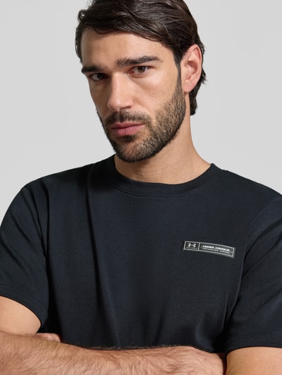 Männermodel trägt Regular Fit T-Shirt mit Logo-Applikation von Under Armour, Baumwoll-Mix, Rundhalsausschnitt, Nahaufnahme Oberkörper.
