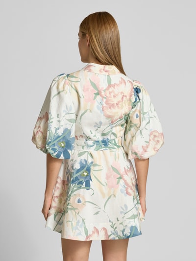 Frauenmodel trägt Minikleid aus Leinen-Mix mit Puffärmeln Modell 'OLLIIV' von Ted Baker mit Gürtel, florales Muster, Ganzkörperansicht Rückansicht.