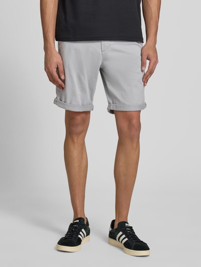 Mannenmodel draagt Regular Fit Shorts met steekzakken model 'BOWIE' van Jack & Jones, katoen-elastaan mix, lichtgrijs, rechte pijpen, omgeslagen zoom, maat M taille 43 cm, binnenbeenlengte 26 cm, vooraanzicht kniericht.