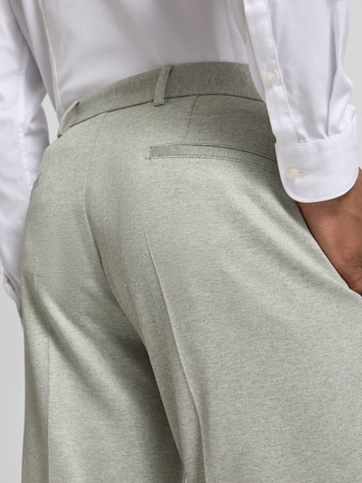 Mężczyznamodel nosi Slim Fit Anzug mit steigendem Revers od Roy Robson, jasnoszara tkanina, widoczny tylny detal, zbliżenie tylnej części.