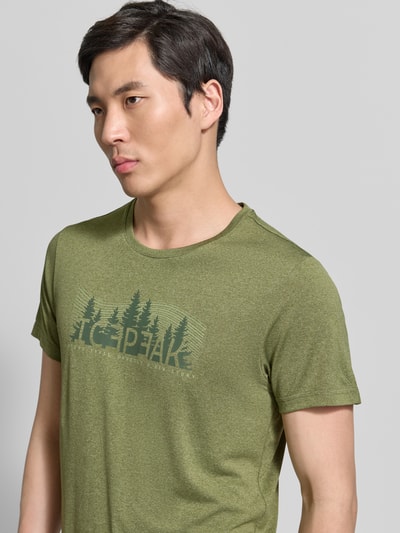 Männermodel trägt Regular Fit T-Shirt mit Rundhalsausschnitt Modell 'Bearden' von Icepeak in Olivgrün mit Logo-Print, Nahaufnahme Oberkörper. Herren T-Shirt, Rückenlänge bei Größe M: 69 cm.