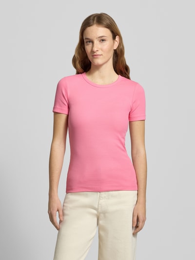 Frauenmodel trägt T-Shirt mit geripptem Rundhalsausschnitt Modell 'FRANKIE' von JJXX, Slim Fit, rosa, Baumwoll-Elasthan-Mix, Ganzkörperansicht von vorne.