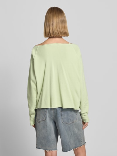 Vrouwenmodel draagt lichtgroen dames sweatshirt van puur katoen, relaxed fit, model 'VIBTOWN' van American Vintage, rolzoom. Ganzlichaamsaanzicht achteraan.