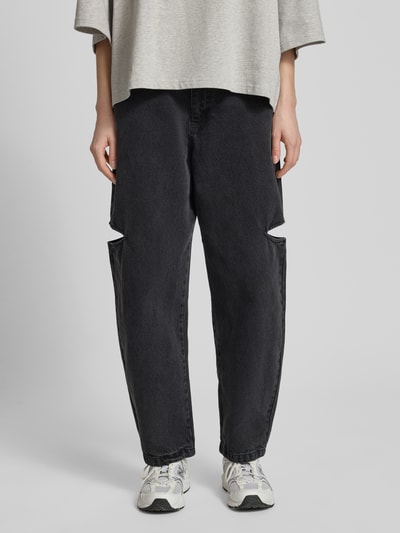 Frauenmodel trägt Wide Leg Jeans mit Cut Out von Karo Kauer in Schwarz, Reine Baumwolle, 5-Pocket-Design, Knopf-Reißverschluss, Ganzkörperansicht von vorne.