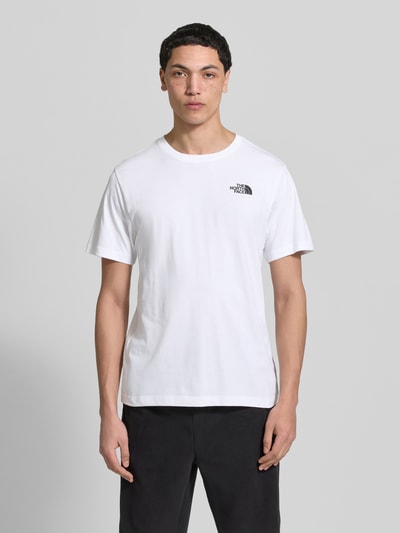 Männermodel trägt T-Shirt mit Logo und Rundhalsausschnitt von The North Face, weiß, Baumwoll-Mix, Regular Fit, Nahaufnahme Oberkörper