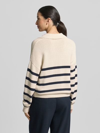 Modelka kobieca ma na sobie Regular Fit Strickpullover aus Baumwoll-Mix Modell 'PANFILO' od Weekend Max Mara, paski, kołnierzyk koszulowy, dzianinowa faktura, kolory ecru i granatowy, widok całej sylwetki z tyłu.