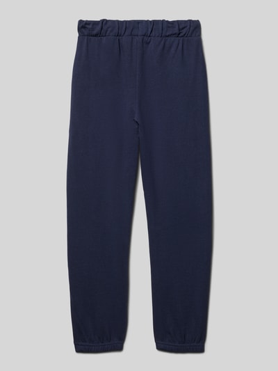 Produktfoto, Regular Fit Sweatpants mit Motiv-Print von Blue Seven aus Reine Baumwolle in Dunkelblau, Elastischer Bund mit Tunnelzug, Elastische Beinabschlüsse, Eingrifftaschen, Innenbeinlänge bei Größe 116: 53 cm.