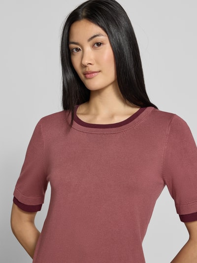 Vrouwenmodel draagt Slim Fit gebreid shirt uit Viscosemix van Christian Berg Woman met ronde hals, halflange mouwen, 2-in-1-look, ruglengte maat S 57 cm, mouwlengte maat S 29 cm, Nahaufnahme Oberkörper.