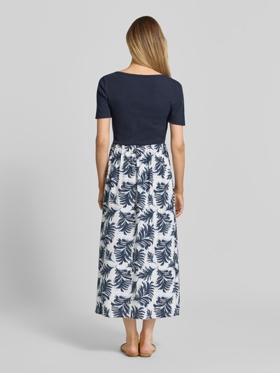 Frauenmodel trägt tailliertes Freizeitkleid aus Baumwoll-Mix von Tom Tailor, Optik:Allover-Muster, Maxi, Rundhals, Kurzarm, Ganzkörperansicht Rückansicht.